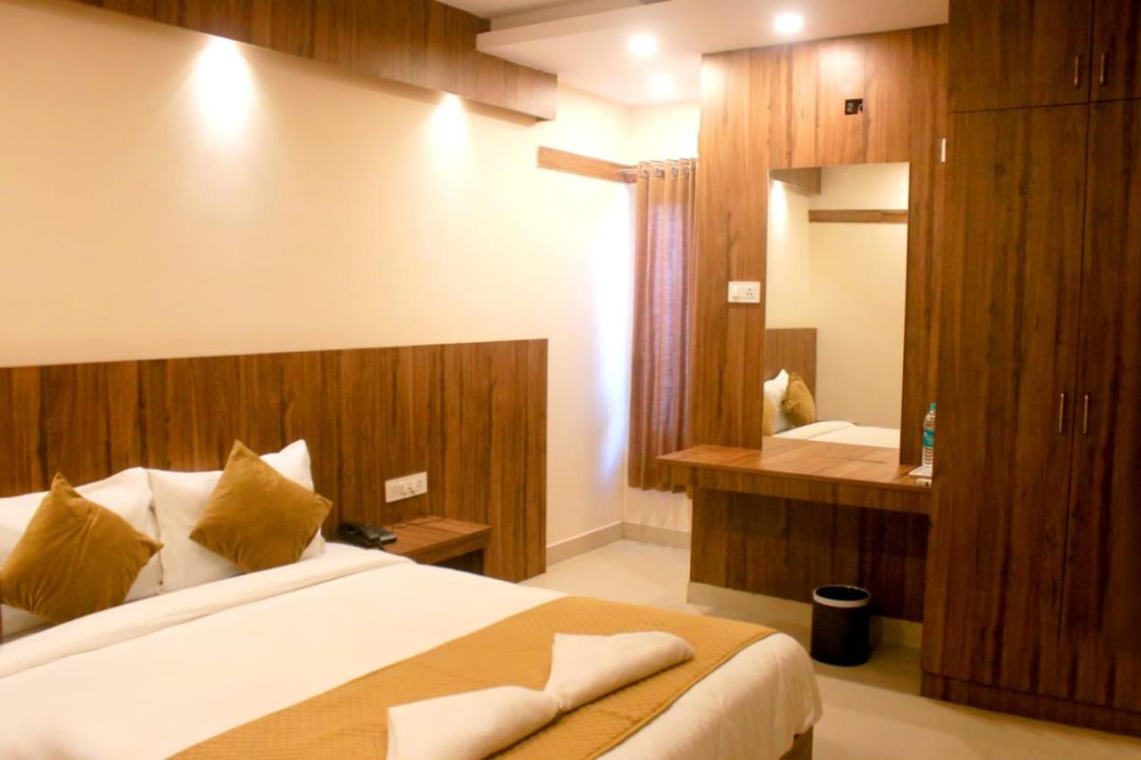 Hotel Sakura Inn Hosūr エクステリア 写真