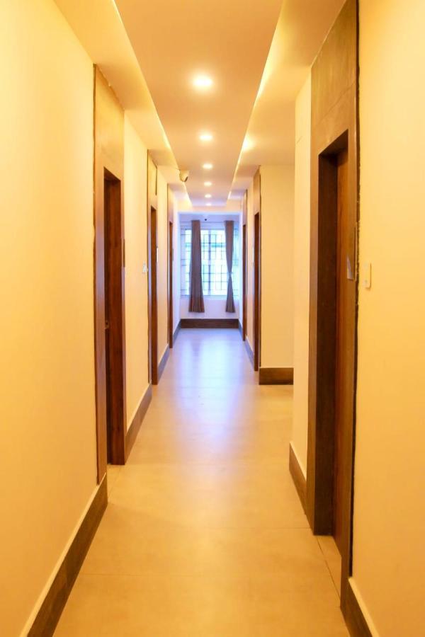 Hotel Sakura Inn Hosūr エクステリア 写真