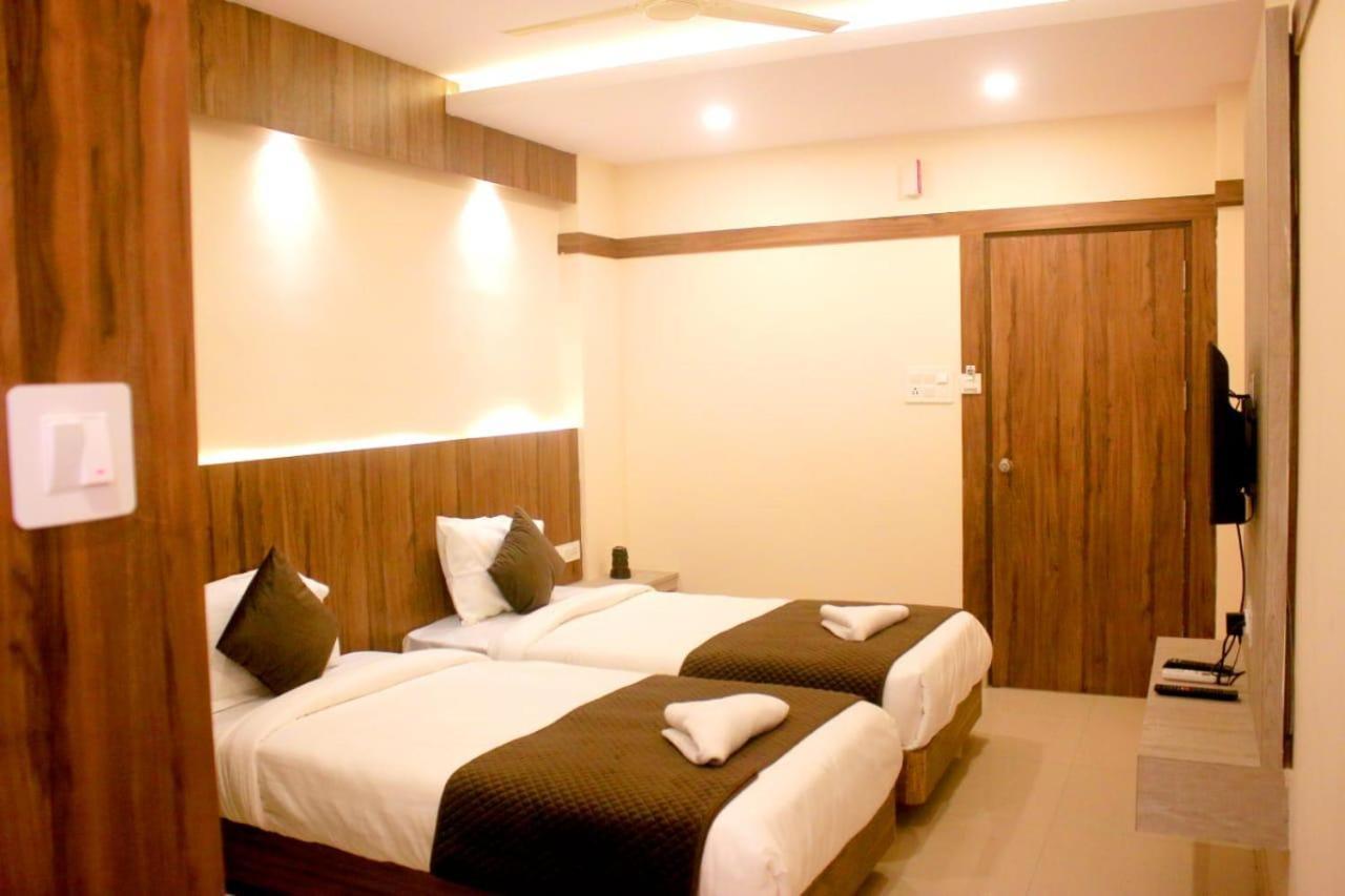 Hotel Sakura Inn Hosūr エクステリア 写真